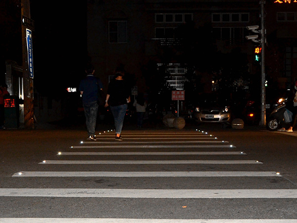 点击查看详细信息<br>标题：Glass road studs pedestrian effect 阅读次数：0